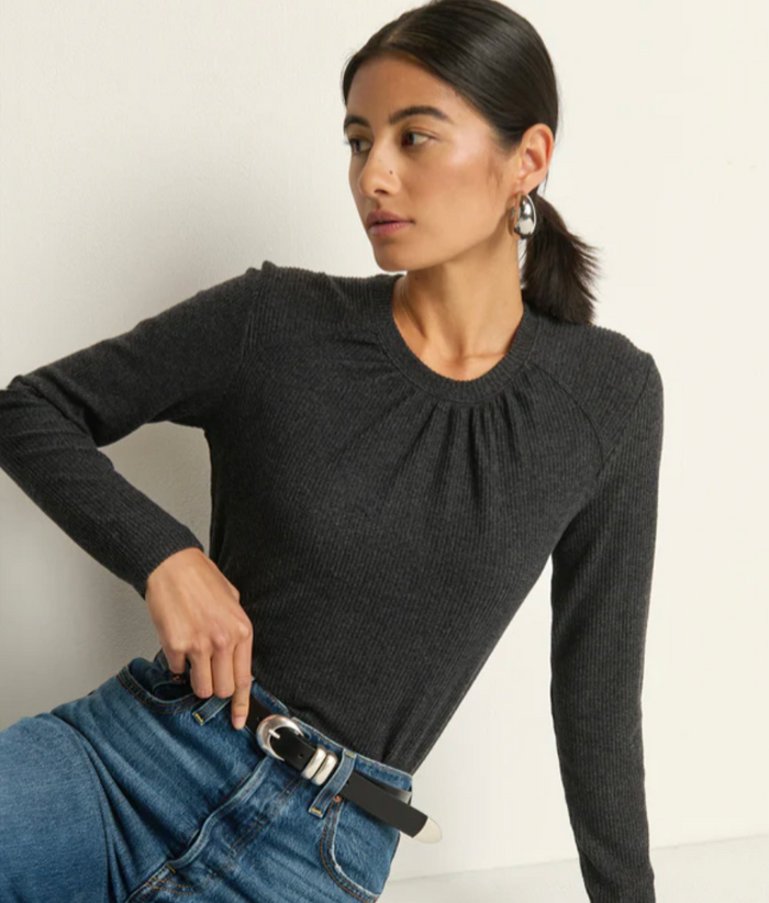 ALEJANDRA LONG SLEEVE TEE IN H. CHARCOAL