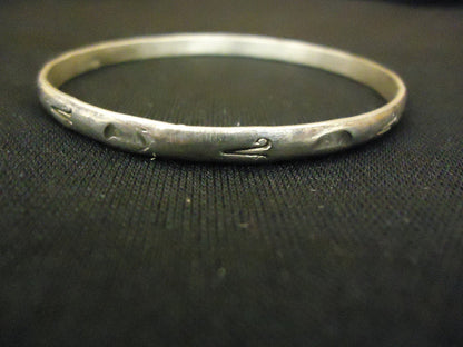designer-fashion-bracelet-2-1-2in-x-1-8in-bangle-metal-female-adult-silvers-preowned 1