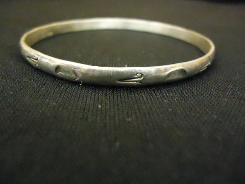designer-fashion-bracelet-2-1-2in-x-1-8in-bangle-metal-female-adult-silvers-preowned 1