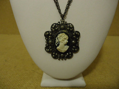 designer-fashion-necklace-16in-drop-dangle-chain-metal-female-adult-black-white-preowned 2